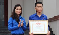 Tỉnh đoàn Quảng Nam trao tặng Bằng khen cho Trần Văn Tròn vì hành động dũng cảm cứu người. Ảnh H. Văn