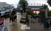 Hà Nội trời đổ mưa to, chiến sĩ công an và tình nguyện viên cõng thí sinh vào điểm thi