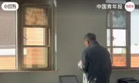 Hình ảnh giản dị mà vô cùng xúc động của thầy giáo già &quot;gây bão&quot; cộng đồng mạng