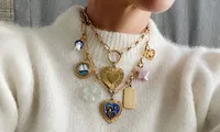 Vòng cổ đính charm, choker ngọc trai chiếm lĩnh bản đồ xu hướng phụ kiện