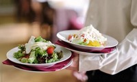 Cô gái viết review khen ngợi anh phục vụ nhà hàng, ai ngờ bị bạn gái anh ấy nổi cơn ghen