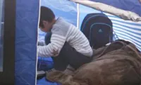 Sợ hãi vì những sự việc bí hiểm trong nhà, một gia đình Pháp phải ngủ ở ban công cả tháng