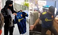 Được học trò tặng áo Manchester United, thầy giáo Singapore phản ứng chứng tỏ &quot;fan cứng&quot;