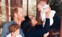 Nhà Harry - Meghan lần đầu để lộ mặt con gái trong thiệp Giáng sinh: Thể hiện sự tự do