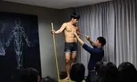 Giảng viên ở Thái Lan mời người mẫu &quot;xịn&quot; để dạy môn vẽ giải phẫu, netizen khen hết lời