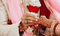 Ấn Độ: Chú rể nhậu say khướt với bạn bè, cô dâu nổi giận cưới luôn người khác