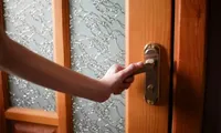 Cô gái sốc nặng khi phát hiện có người sống trong nhà mình nhiều ngày mà không hề biết