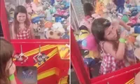 Bé gái 4 tuổi ở Úc bị mắc kẹt trong máy gắp đồ chơi chỉ vì muốn “lấy trộm” gấu bông