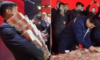 Công ty thưởng Tết nhân viên bá đạo nhất: Đếm được bao nhiêu tiền nhận bấy nhiêu