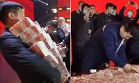 Công ty thưởng Tết nhân viên bá đạo nhất: Đếm được bao nhiêu tiền nhận bấy nhiêu
