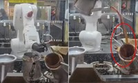 Robot &quot;học việc&quot; phục vụ ở quán café bị lỗi, cư dân mạng bình luận cực hài hước