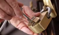 Tức giận vì bị đuổi việc, một người khóa chặt cửa văn phòng, nhốt 9 đồng nghiệp cũ