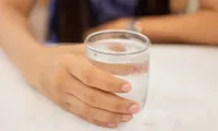 Giới trẻ Hàn bất chấp nguy hiểm &quot;ăn kiêng toàn nước&quot; để theo đuổi tiêu chuẩn lạ