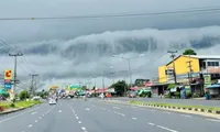 &quot;Đám mây sóng thần&quot; cuồn cuộn trên bầu trời ở Thái Lan báo hiệu gì về thời tiết?