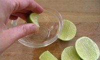 Trào lưu uống nước cốt chanh và vắt chanh vào mắt có thể gây hậu quả thế nào?