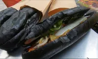 Tiệm bánh mỳ Việt Nam được đăng lên nhiều báo nước ngoài vì những chiếc bánh đen như than