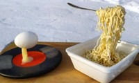 Đây là “ảnh thật hàng thật” hoàn toàn đấy, chuyện gì khiến mỳ và trứng lửng lơ thế này?