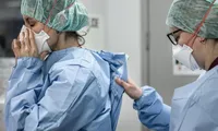 Những hình ảnh hiếm hoi bên trong khoa COVID-19 ở London lúc này: Nhức nhối và căng thẳng