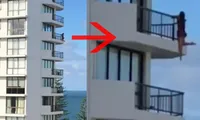 Cư dân mạng ngán ngẩm cô gái đu đưa bên ngoài ban-công để chụp ảnh &quot;sống ảo&quot; cho ấn tượng