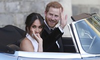 Meghan bị “tố” ngược: Bảo là Hoàng gia thu mất hộ chiếu, thế mà đi nước ngoài suốt thế này