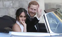 Meghan bị “tố” ngược: Bảo là Hoàng gia thu mất hộ chiếu, thế mà đi nước ngoài suốt thế này