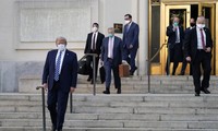 Tổng thống Trump khi rời Walter Reed. Ảnh: AP