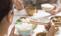 Những sai lầm dễ mắc phải khi ăn cơm có thể khiến bạn &apos;rước bệnh vào thân&apos;