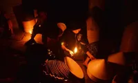 Chiếc nón được gìn giữ trong phiên chợ từ bao đời nay. Ảnh: danviet