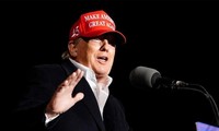 Cựu Tổng thống Mỹ Donald Trump phát biểu tại cuộc mít tinh ở Florence, bang Arizona ngày 15/1. Ảnh: AP