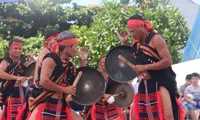 Trình diễn nghệ thuật đấu chiêng của dân tộc Co