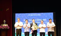 Các đồng chí Lãnh đạo UBDT chúc mừng, trân trọng ghi nhận và cám ơn những tình cảm, sự đóng góp quan trọng của đồng chí Lê Sơn Hải đối với sự phát triển chung của UBDT trong suốt thời gian công tác vừa qua