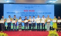 50 gia đình dân tộc thiểu số tiêu biểu được tuyên dương.