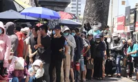 Chen nhau xếp hàng giữa trưa để chờ mua vàng miếng SJC ở TP HCM