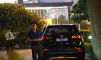 Xe công vụ tại trụ sở Mobifone ở phố Dương Đình Nghệ, Cầu Giấy, Hà Nội vào tối 26/8. Ảnh: Nguyễn Hoàn.