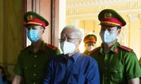 Chủ tọa phiên tòa đang tuyên án.