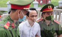 Ông Trịnh Văn Quyết cùng hai em gái chuẩn bị hầu tòa phúc thẩm