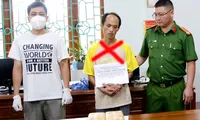 Bắt quả tang đối tượng chở 8 bánh ma tuý trong bao tải mang đi bán