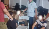 Nhiều cảnh sát ập vào văn phòng công chứng ở Bình Dương bắt nhóm nghi lừa đảo