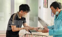 Chàng trai đam mê nấu ăn cho bệnh nhân