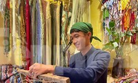 Chàng trai &apos;thổi hồn&apos; vào những sợi dây