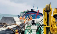 Tàu của Vùng 3 Hải quân cứu kịp thời 2 tàu cá cùng 8 ngư dân gặp nạn trên biển