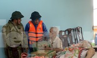 Ông Nguyễn Văn Bình (bìa trái) đi cứu trợ đồng bào lũ lụt, trước khi làm nhiệm vụ cứu hộ công nhân thủy điện và mất tích - ảnh Ngọc Văn 