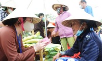 Phát phiếu cho bà con vào đổi hàng - ảnh Minh Quân 
