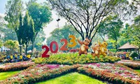 Ngắm muôn hoa khoe sắc tại Hội hoa Xuân Tao Đàn và chợ hoa &quot;Trên bến dưới thuyền&quot;
