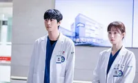 &quot;Người Thầy Y Đức 3&quot; tập 1: Sư phụ Kim tái xuất, cặp đôi Woo Jin - Eun Jae về chung nhà