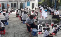 Bạn muốn sân ra chơi nhưng nhà trường yêu cầu phải cách nhau 2 mét, tính sao đây?
