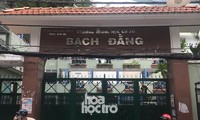 Sáng 27/5, học sinh THCS Bạch Đằng được ra về bằng cổng giữ xe thay vì đi cổng chính