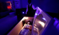 Người Nhật tham gia thử thách trong quan tài để dẹp tan nỗi sợ dịch COVID-19 gây choáng
