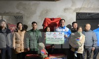 Người phụ nữ nghèo ở Hà Giang xúc động khi được trao tặng nhà mới đón Tết