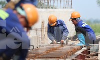 Hàng trăm người không nghỉ lễ thi công đường vành đai 4 dưới nắng nóng gay gắt 